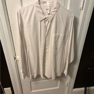 GAP Women’s Classic White Button Down Shirt